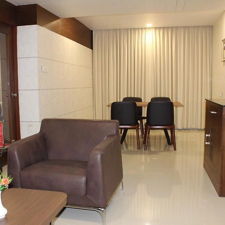 Hotel Grand Gayathri Khammam ภายนอก รูปภาพ