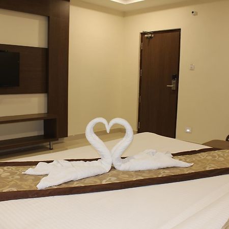 Hotel Grand Gayathri Khammam ภายนอก รูปภาพ