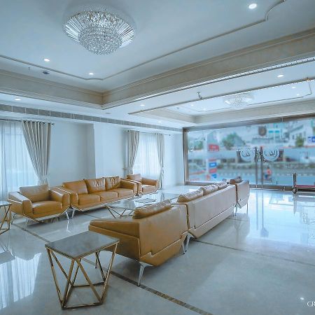 Hotel Grand Gayathri Khammam ภายนอก รูปภาพ