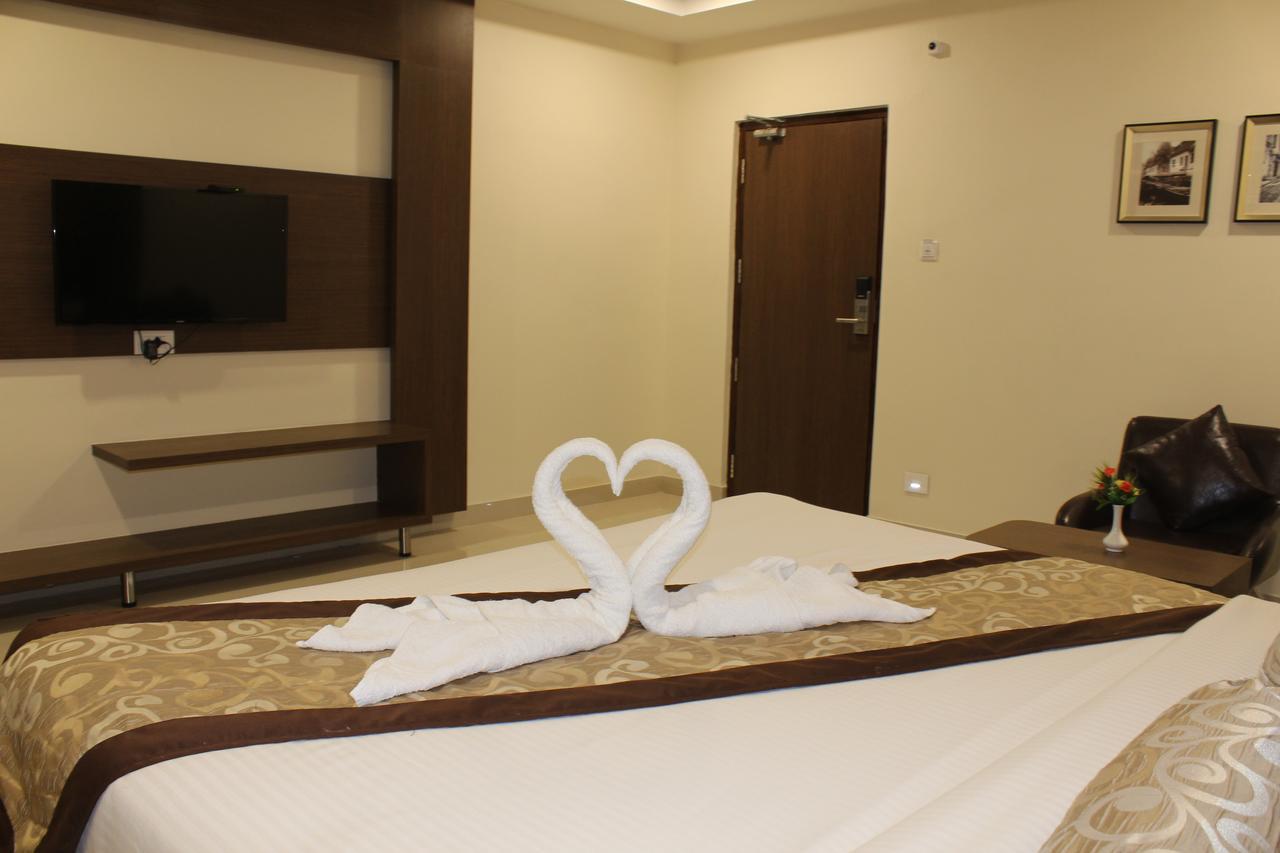 Hotel Grand Gayathri Khammam ภายนอก รูปภาพ