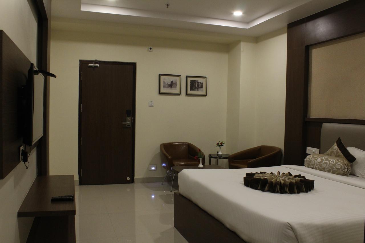 Hotel Grand Gayathri Khammam ภายนอก รูปภาพ