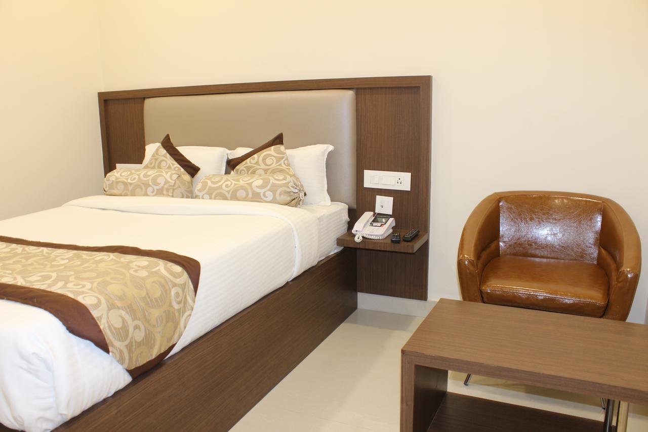 Hotel Grand Gayathri Khammam ภายนอก รูปภาพ