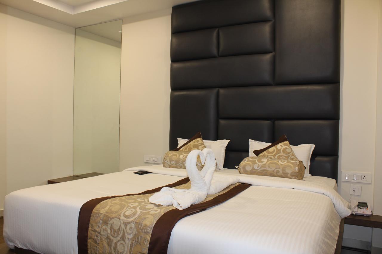 Hotel Grand Gayathri Khammam ภายนอก รูปภาพ