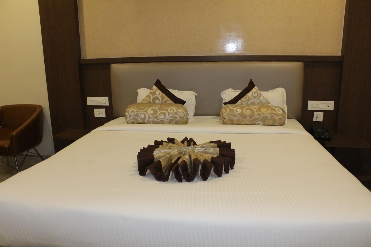 Hotel Grand Gayathri Khammam ภายนอก รูปภาพ