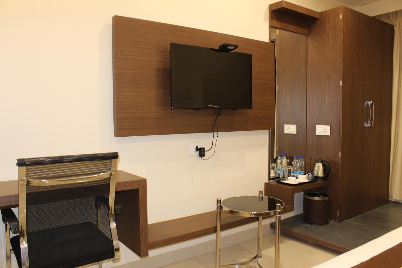 Hotel Grand Gayathri Khammam ภายนอก รูปภาพ