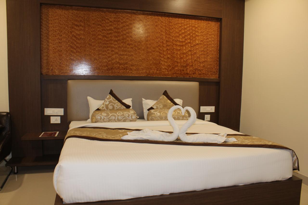 Hotel Grand Gayathri Khammam ภายนอก รูปภาพ