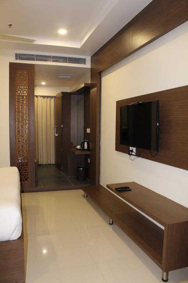 Hotel Grand Gayathri Khammam ภายนอก รูปภาพ