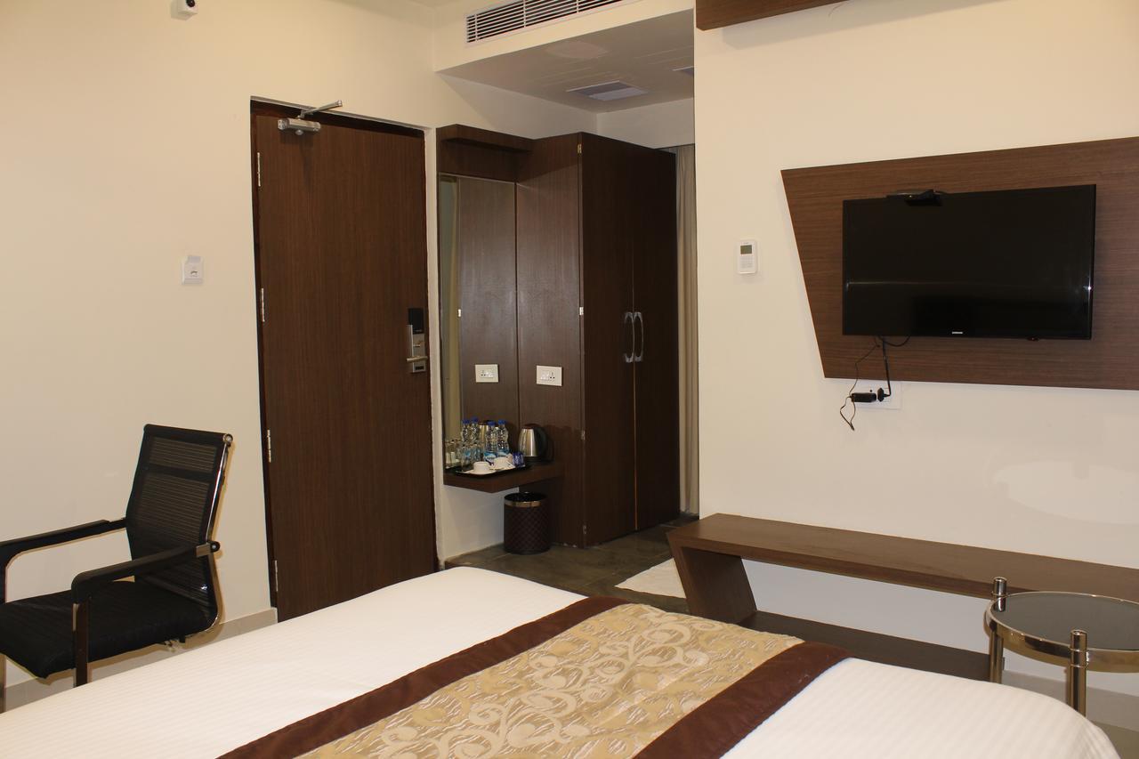 Hotel Grand Gayathri Khammam ภายนอก รูปภาพ