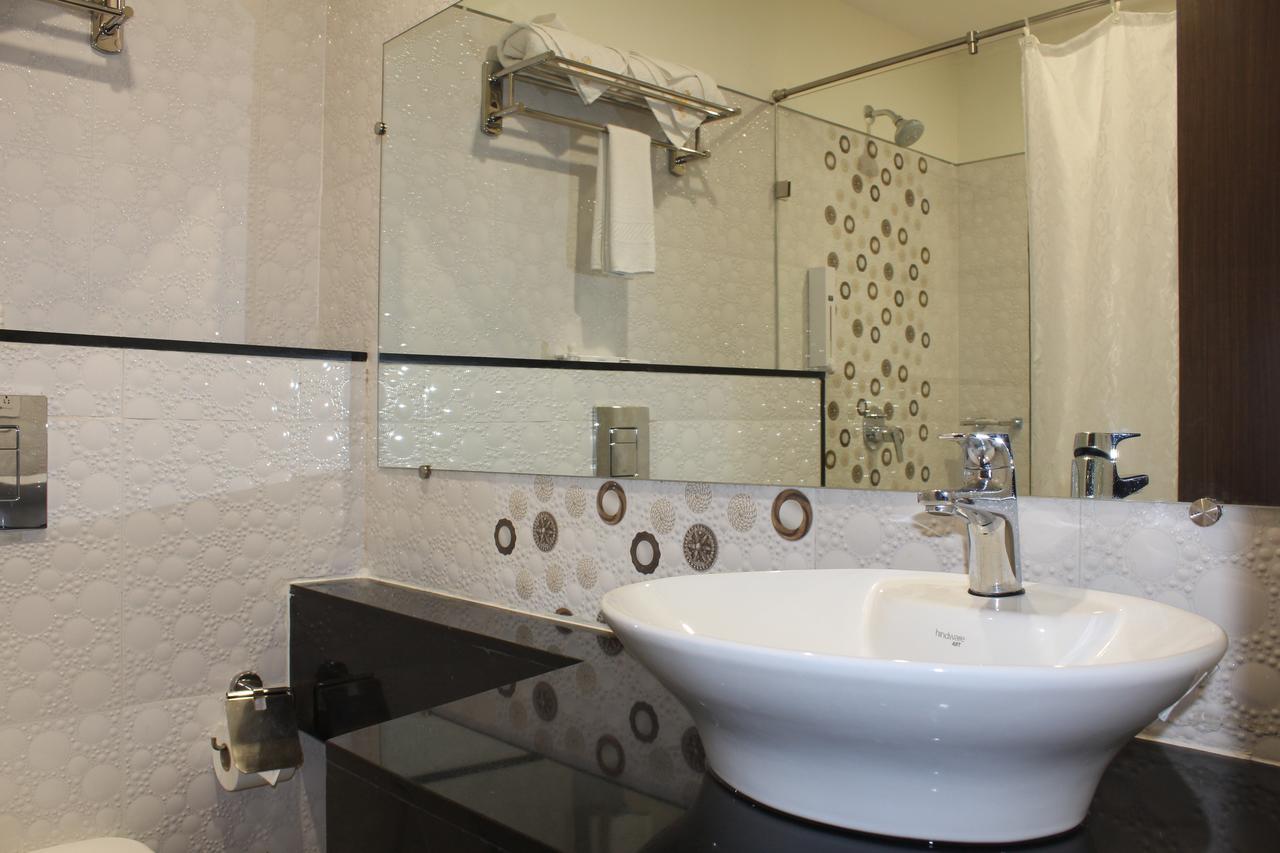 Hotel Grand Gayathri Khammam ภายนอก รูปภาพ