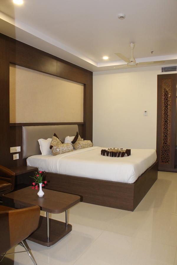 Hotel Grand Gayathri Khammam ภายนอก รูปภาพ