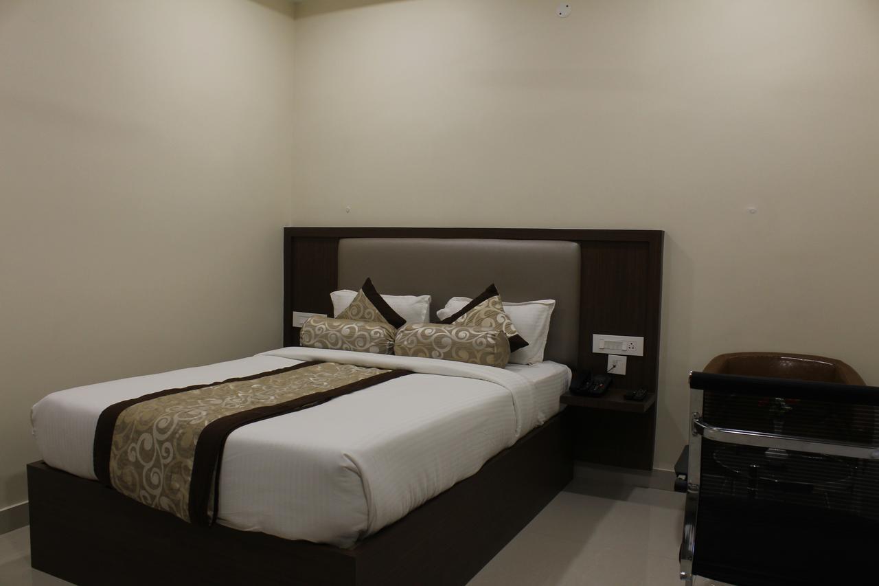 Hotel Grand Gayathri Khammam ภายนอก รูปภาพ