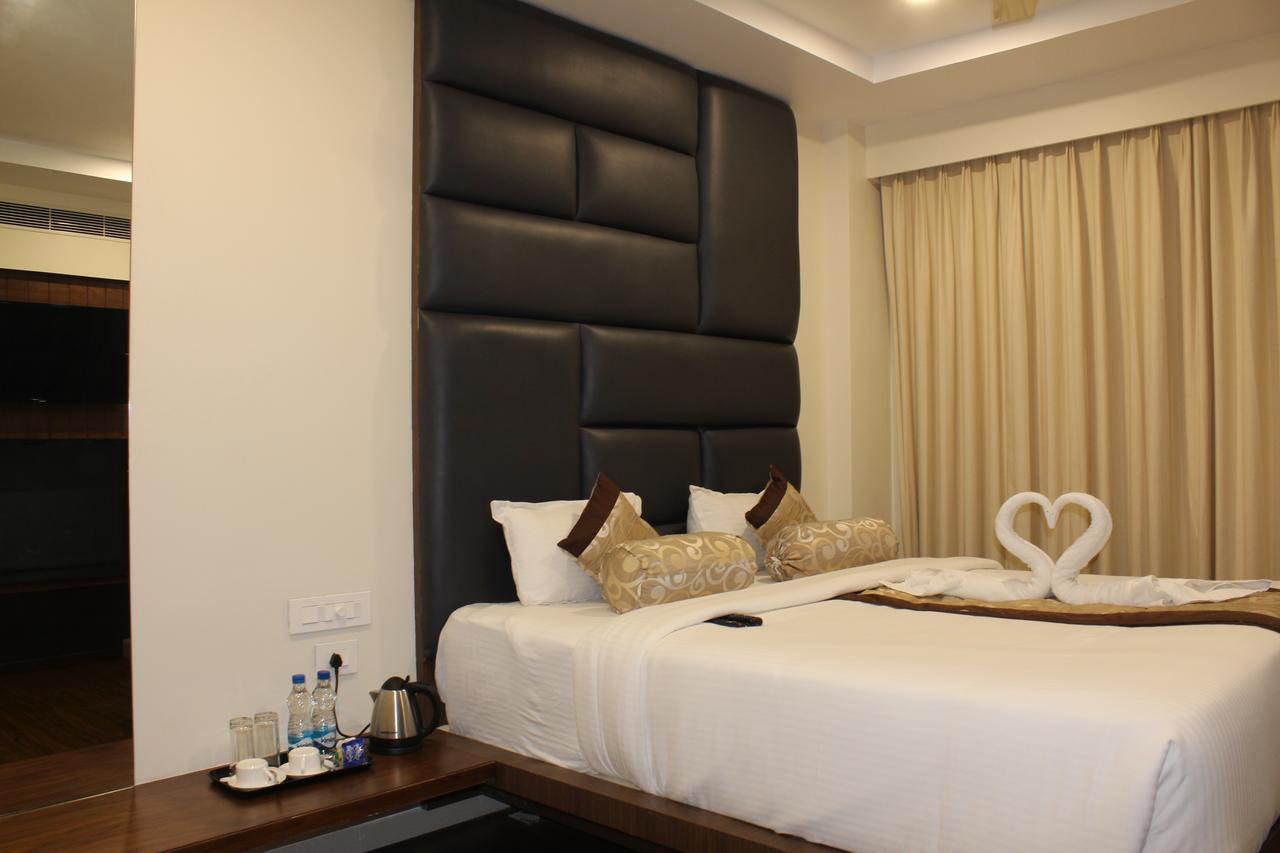 Hotel Grand Gayathri Khammam ภายนอก รูปภาพ