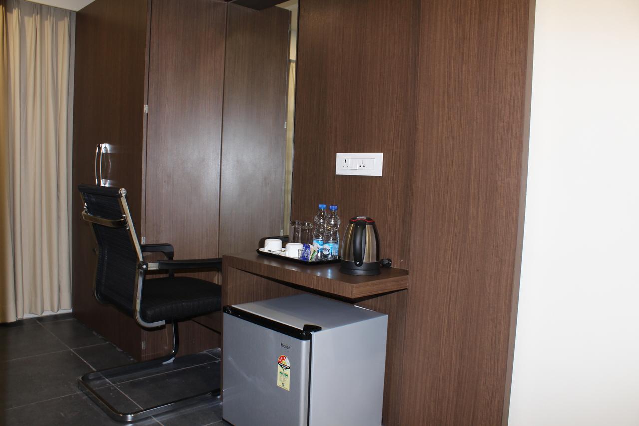 Hotel Grand Gayathri Khammam ภายนอก รูปภาพ