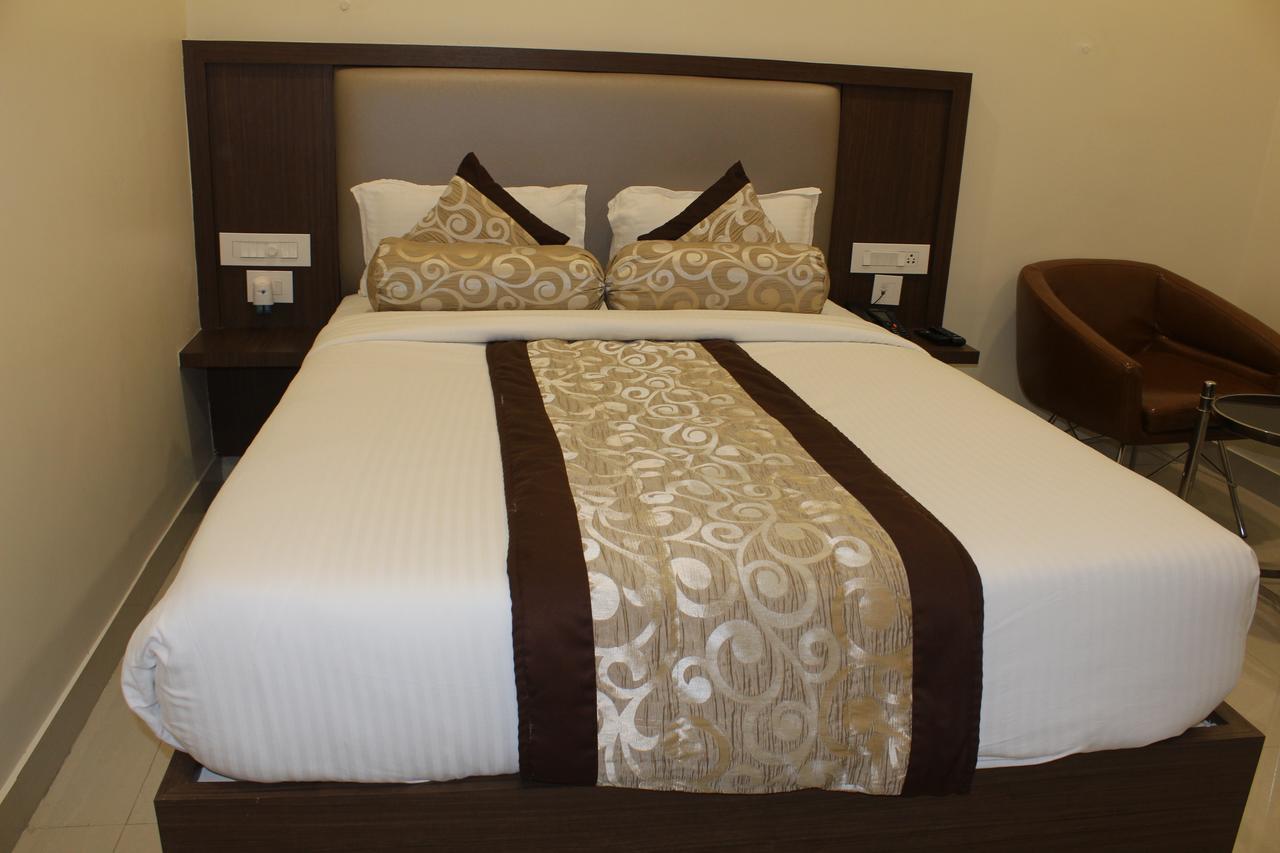 Hotel Grand Gayathri Khammam ภายนอก รูปภาพ