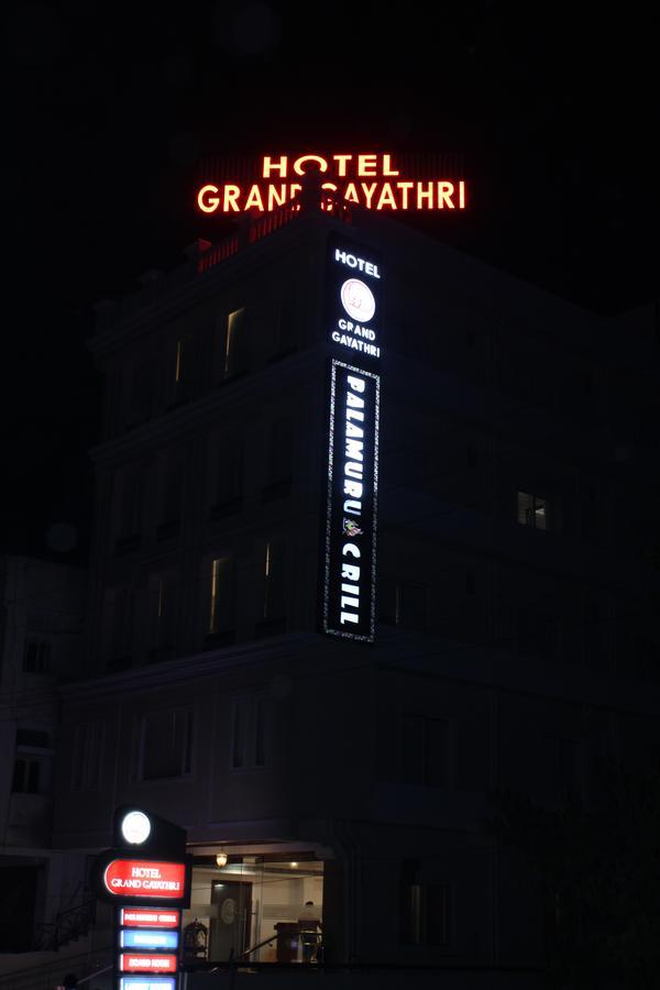 Hotel Grand Gayathri Khammam ภายนอก รูปภาพ