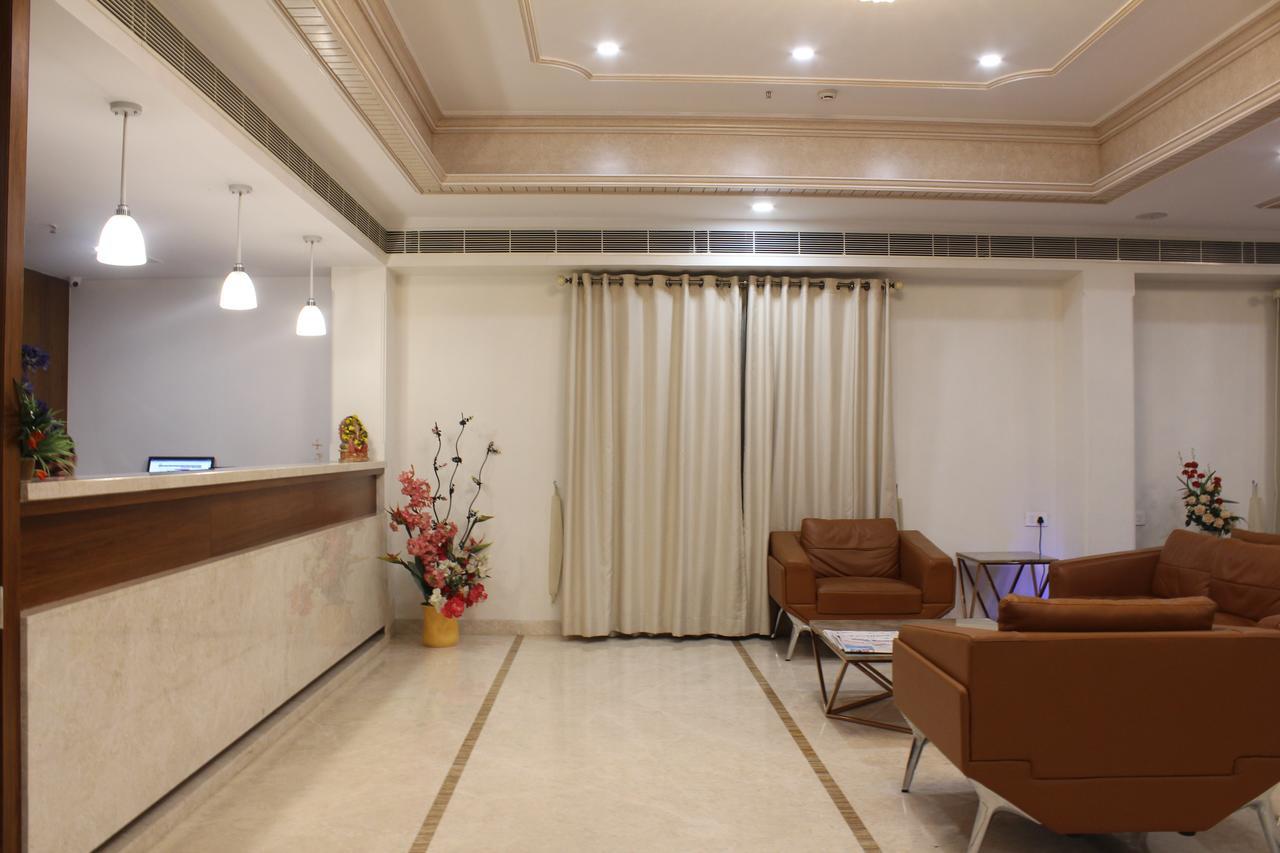 Hotel Grand Gayathri Khammam ภายนอก รูปภาพ