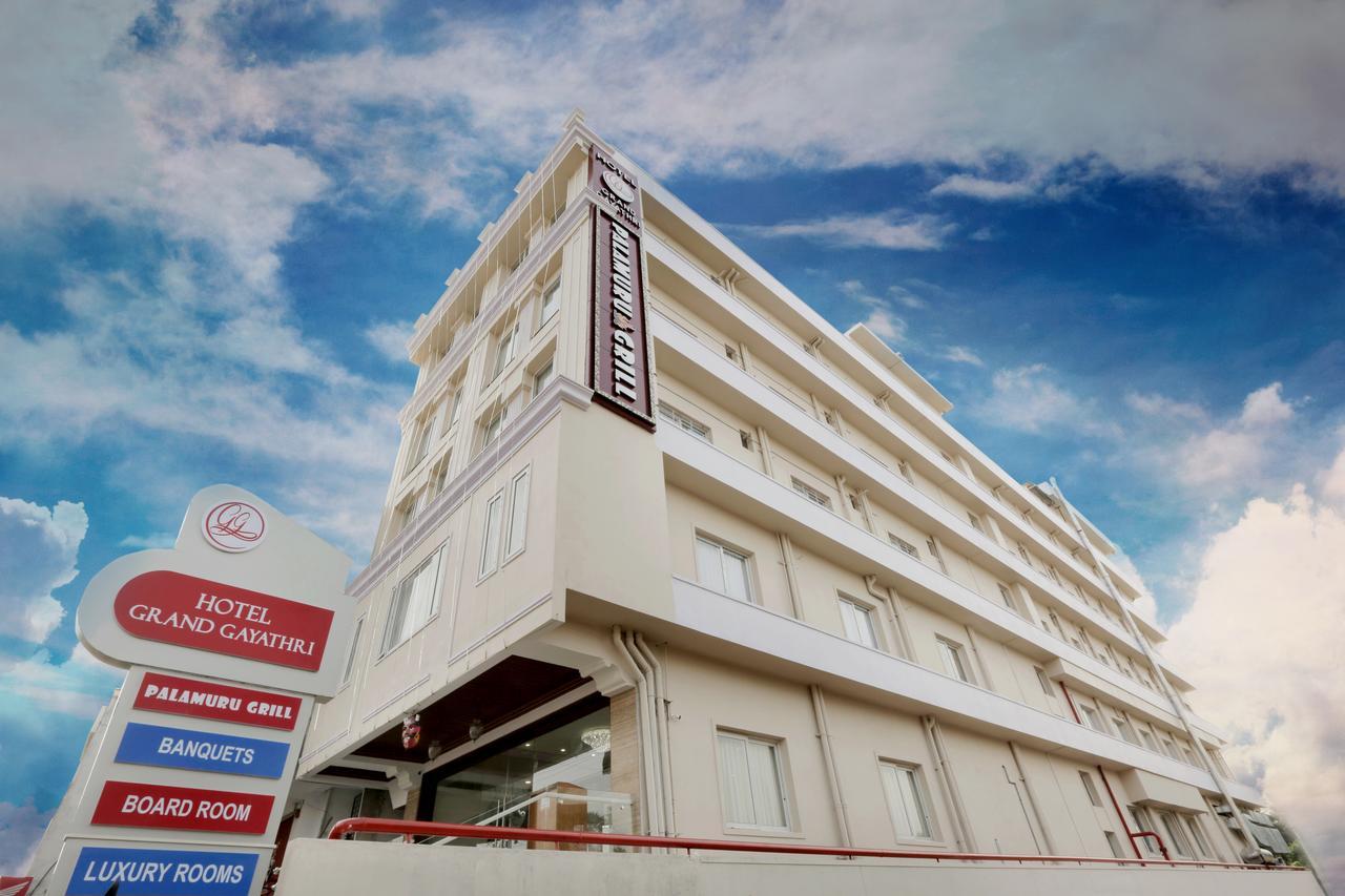 Hotel Grand Gayathri Khammam ภายนอก รูปภาพ