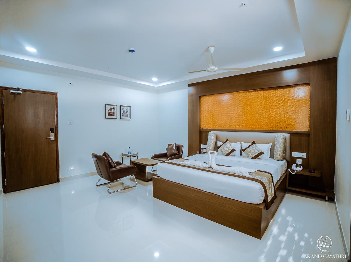 Hotel Grand Gayathri Khammam ภายนอก รูปภาพ