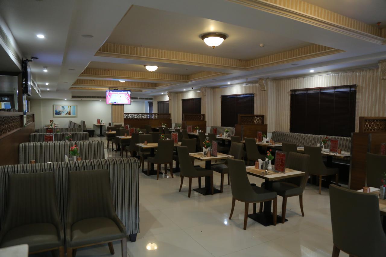 Hotel Grand Gayathri Khammam ภายนอก รูปภาพ