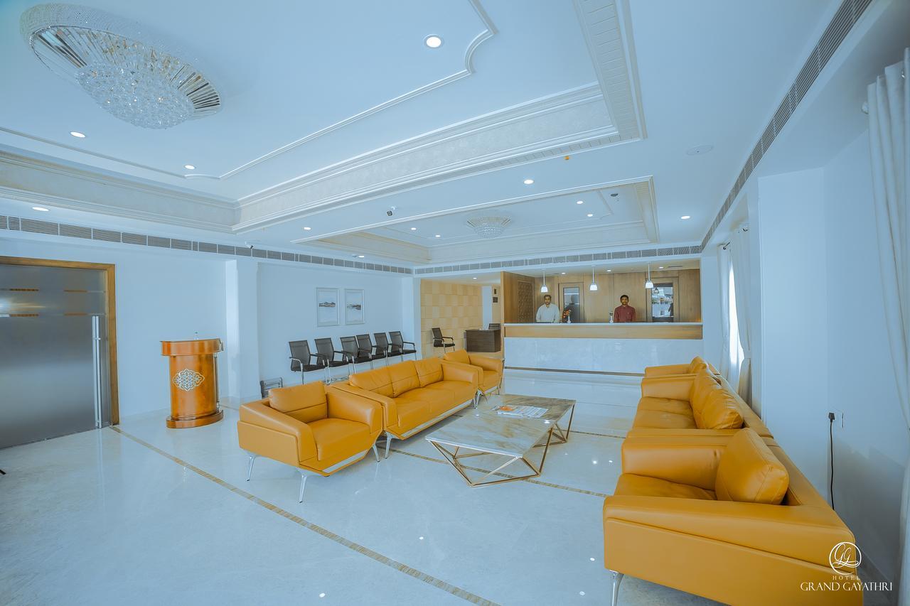 Hotel Grand Gayathri Khammam ภายนอก รูปภาพ