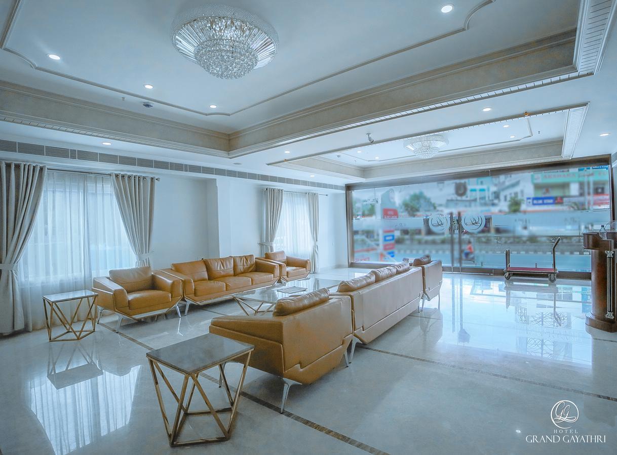 Hotel Grand Gayathri Khammam ภายนอก รูปภาพ
