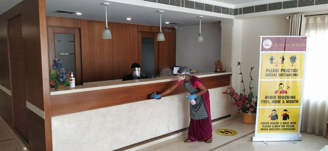 Hotel Grand Gayathri Khammam ภายนอก รูปภาพ