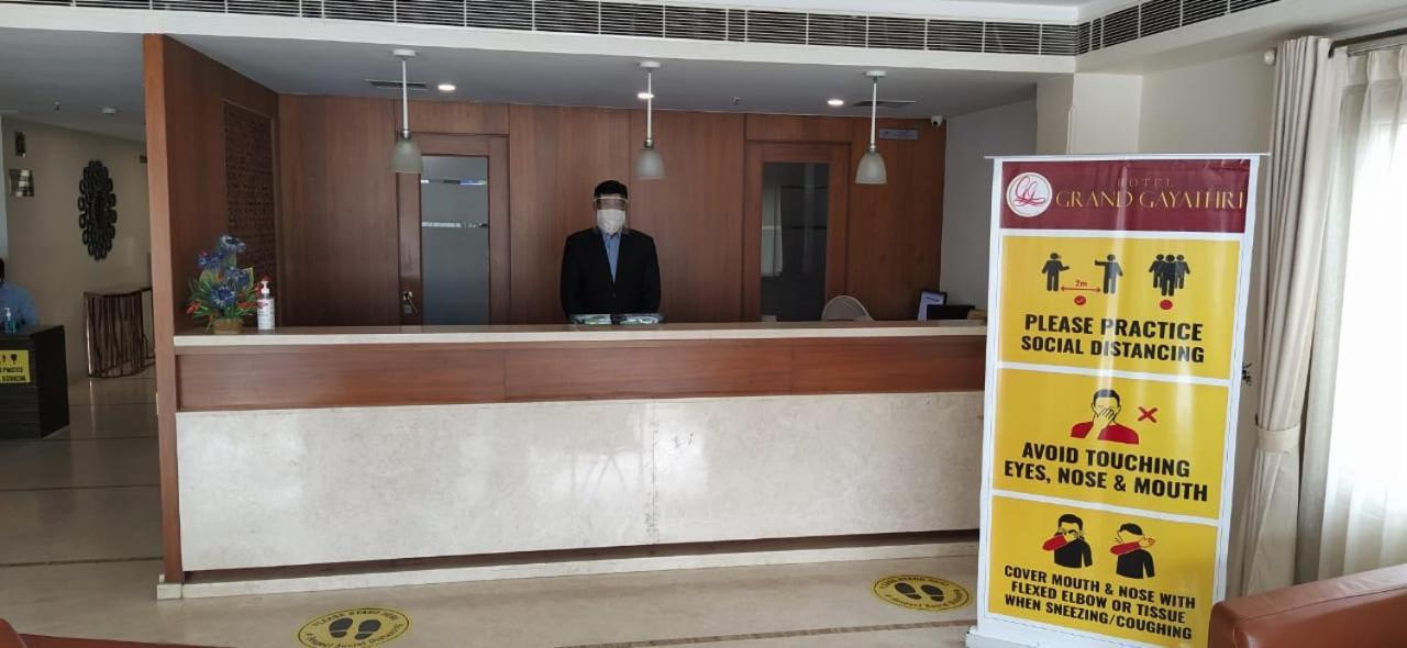 Hotel Grand Gayathri Khammam ภายนอก รูปภาพ
