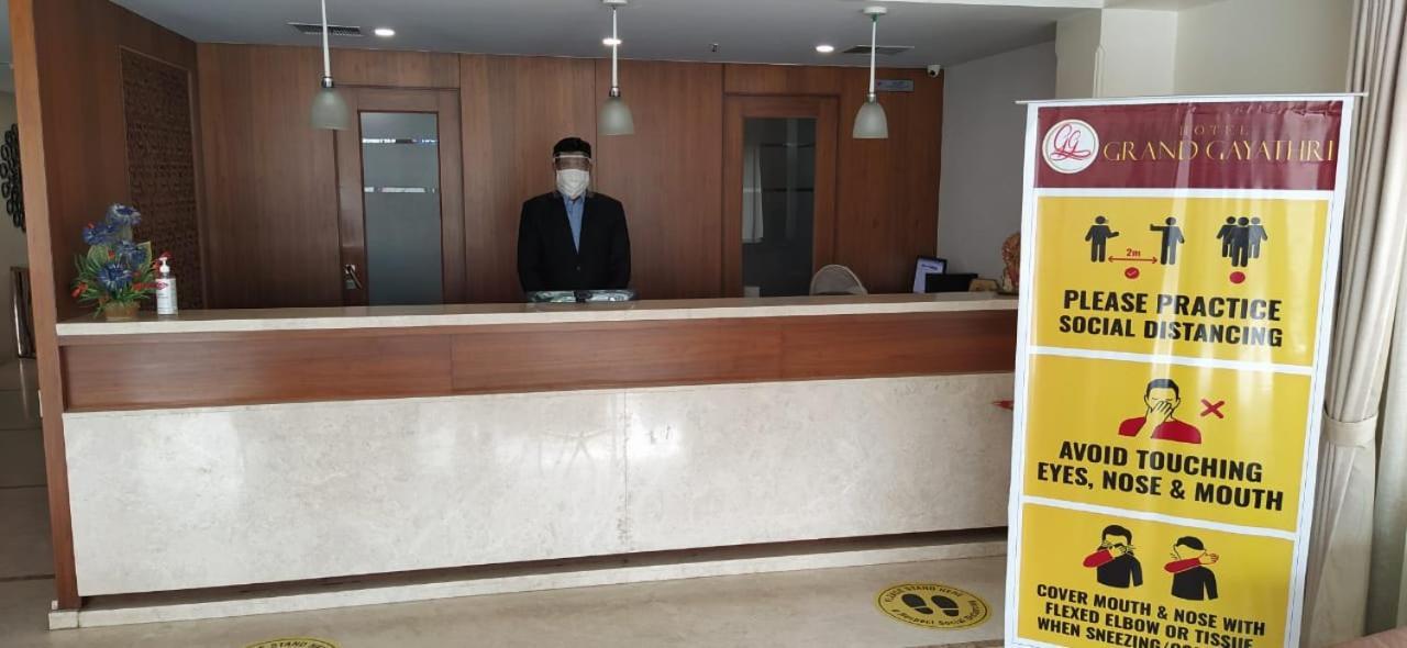 Hotel Grand Gayathri Khammam ภายนอก รูปภาพ