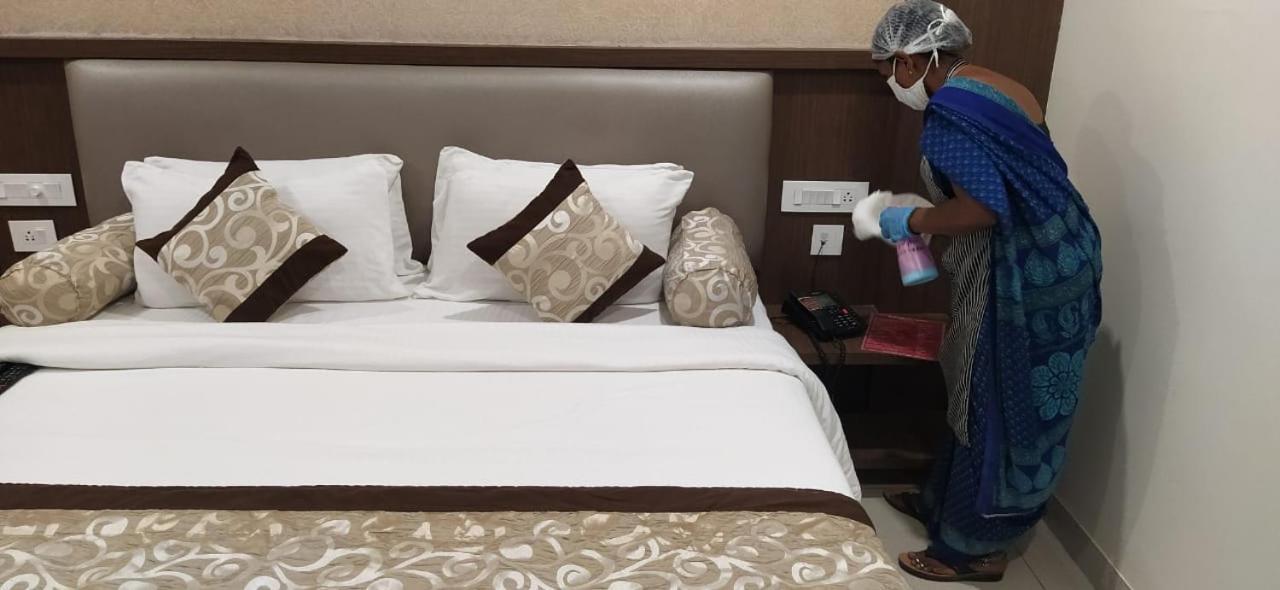 Hotel Grand Gayathri Khammam ภายนอก รูปภาพ